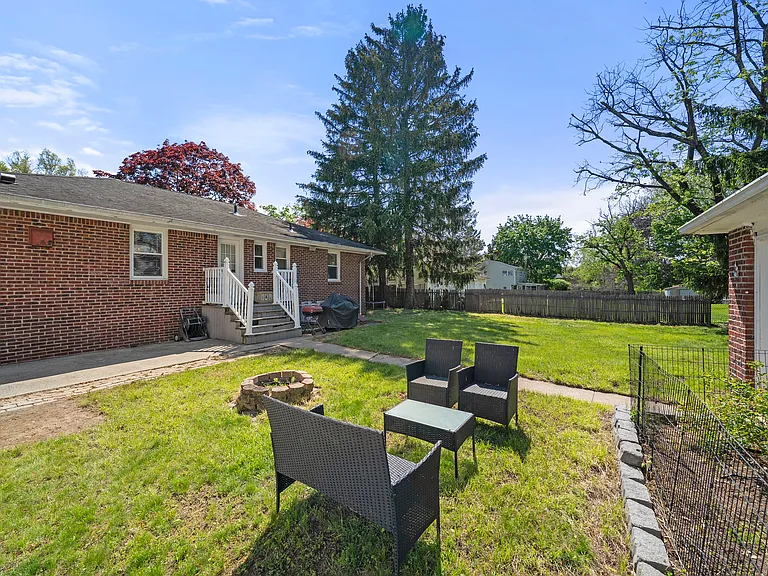 38 Carlson Ct — Photo 2