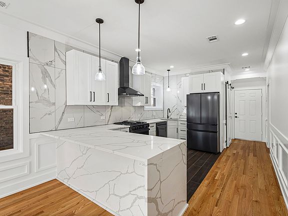 5th image of 3934 N Sawyer Ave #1