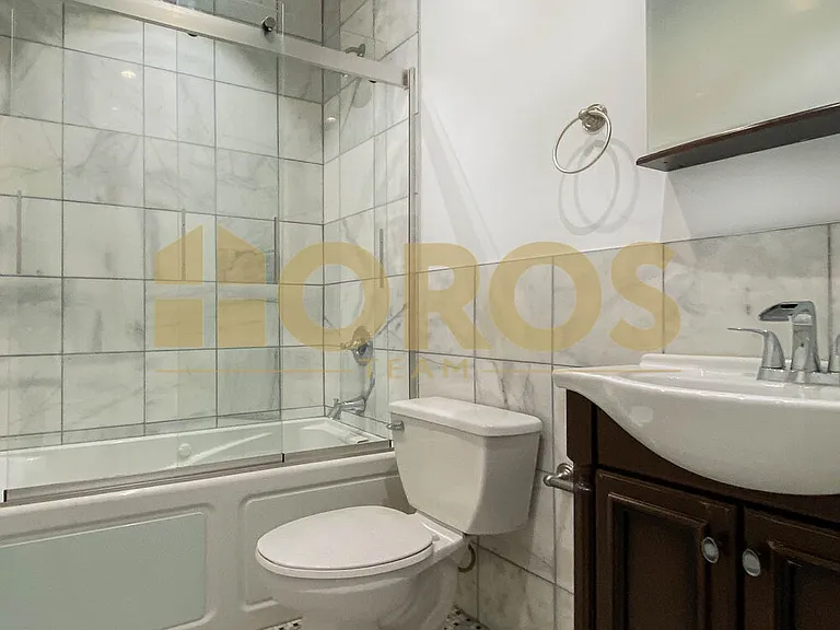 262 E 2nd St #1B — Photo 4