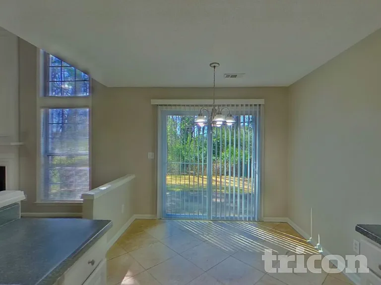 325 Cadeleigh Ct — Photo 6