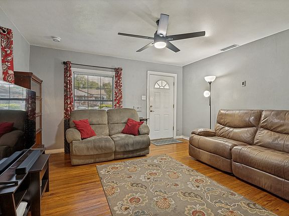 5th image of 4014 Poinsettia Dr