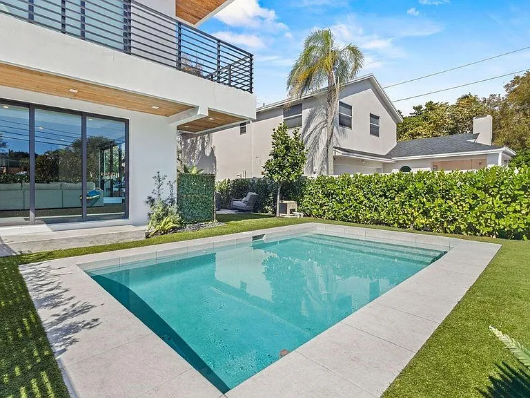 705 SW 8th Ter — Photo 8