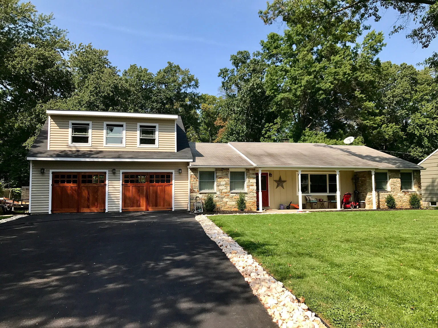 872 Queens Dr photo 1
