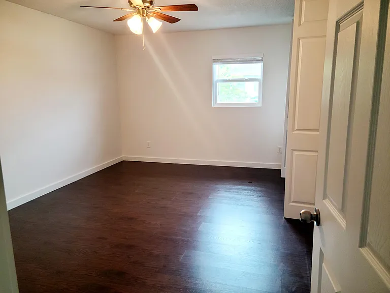 Master bedroom 16.5'x11.5'
