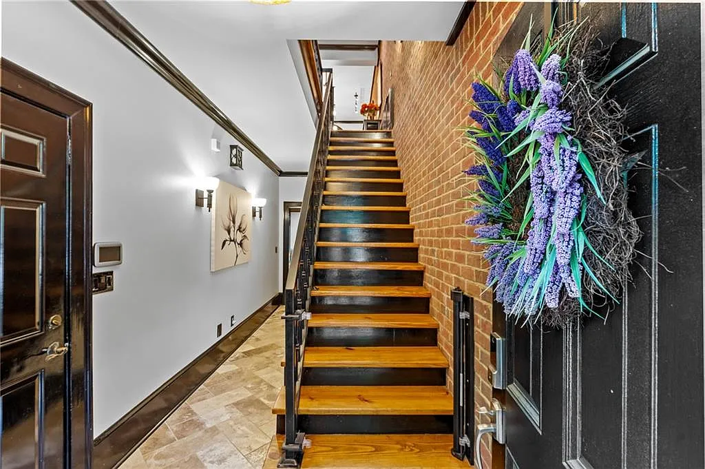 5 bed, 4.0 bath, 3890 sqft, $5,000 — Photo 3