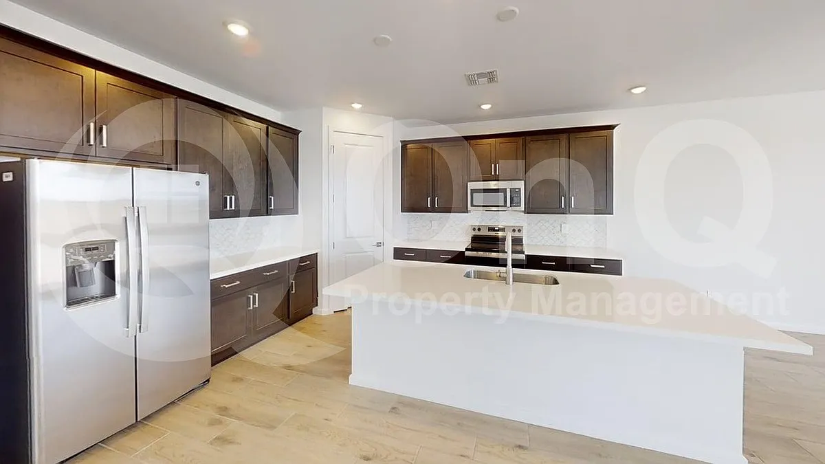 3 bed, 2.5 bath, 1949 sqft, $2,150 — Photo 2