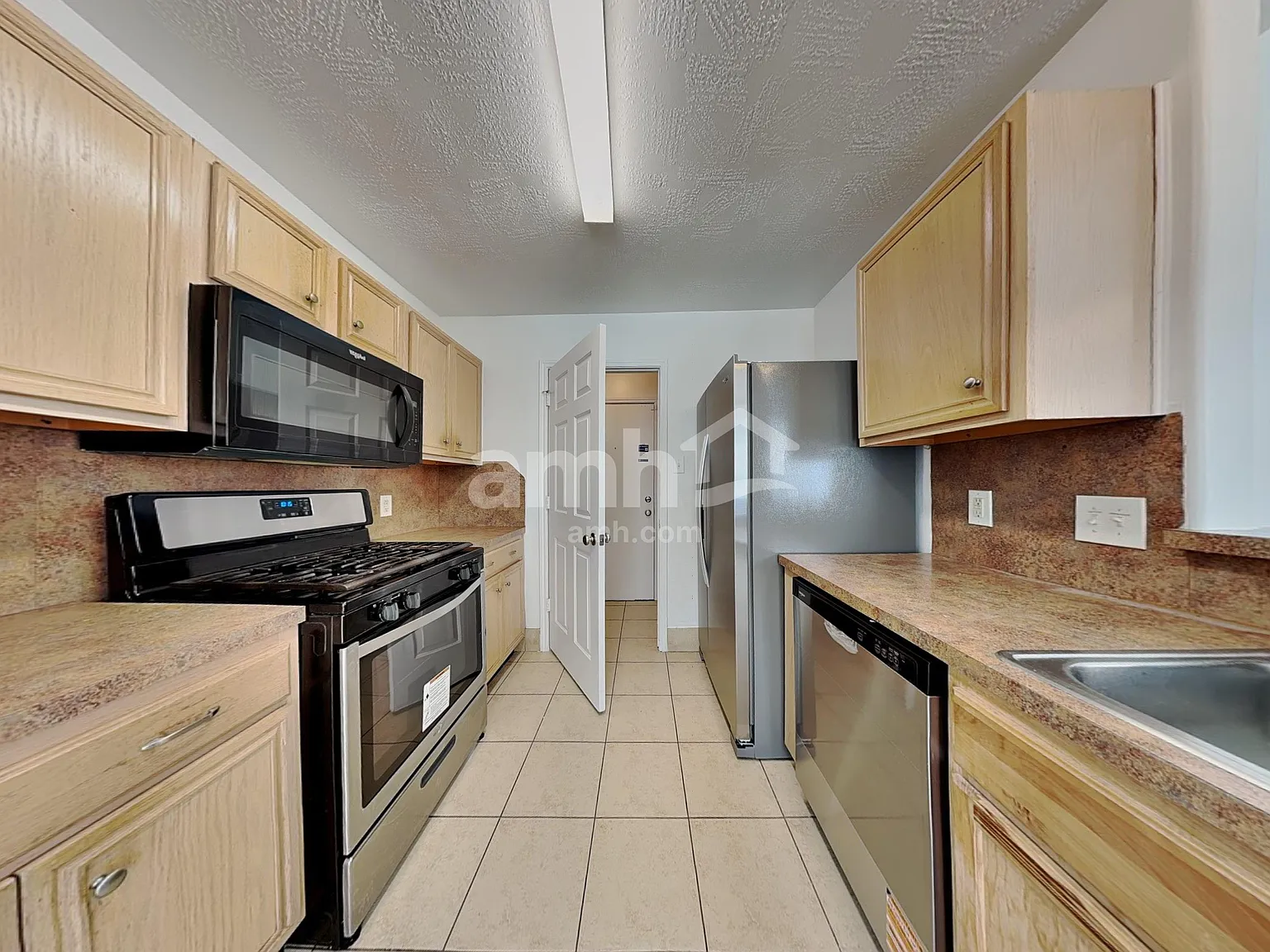 3 bed, 2.5 bath, 1450 sqft, $1,790 — Photo 3