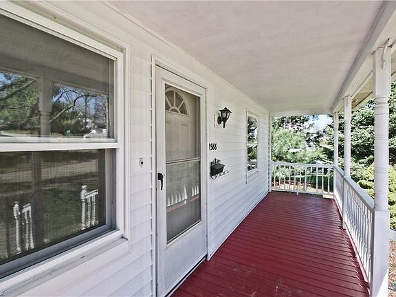 4th image of 1588 Sunset Ave