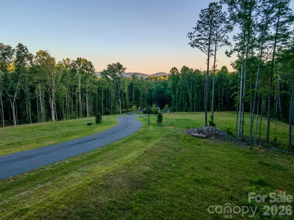 424 Irvine Dr, Fairview, NC 28730