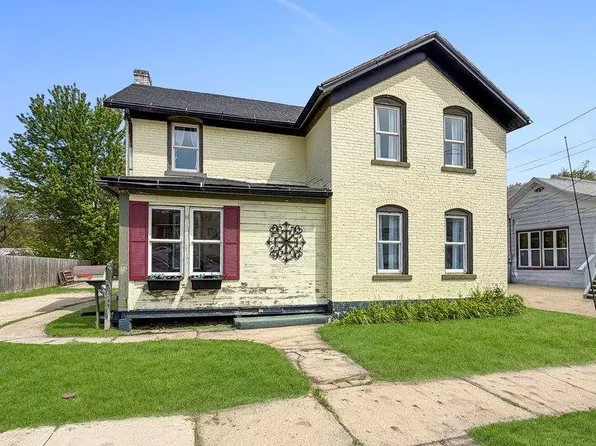 922 E Shawnee St, Freeport, IL 61032