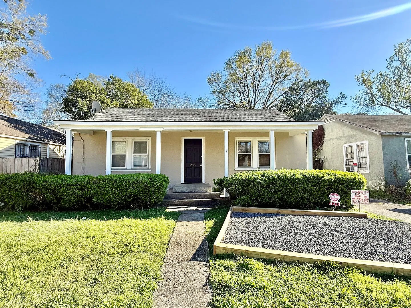 Charming 2 Bedroom 1 Bathroom Home for Rent! — Photo 1