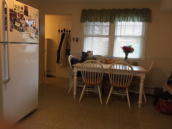 eat-in kitchen