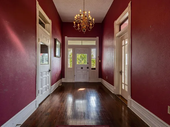 705 Sycamore St, Mineola, TX 75773