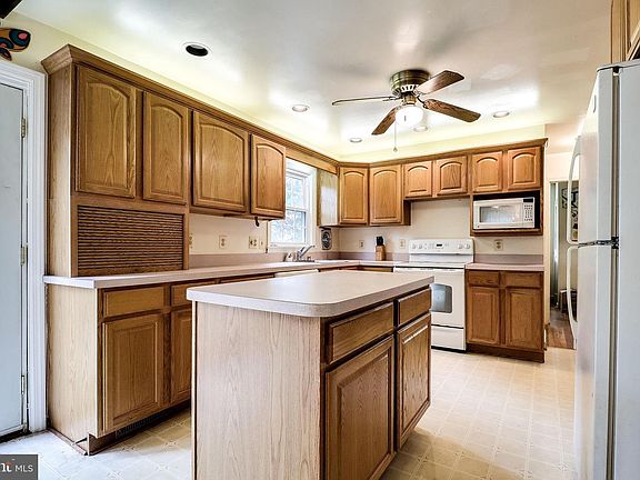 4th image of 5424 Broadmoor St