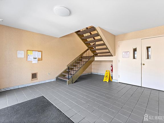 5th image of 312 Raintree Ct
