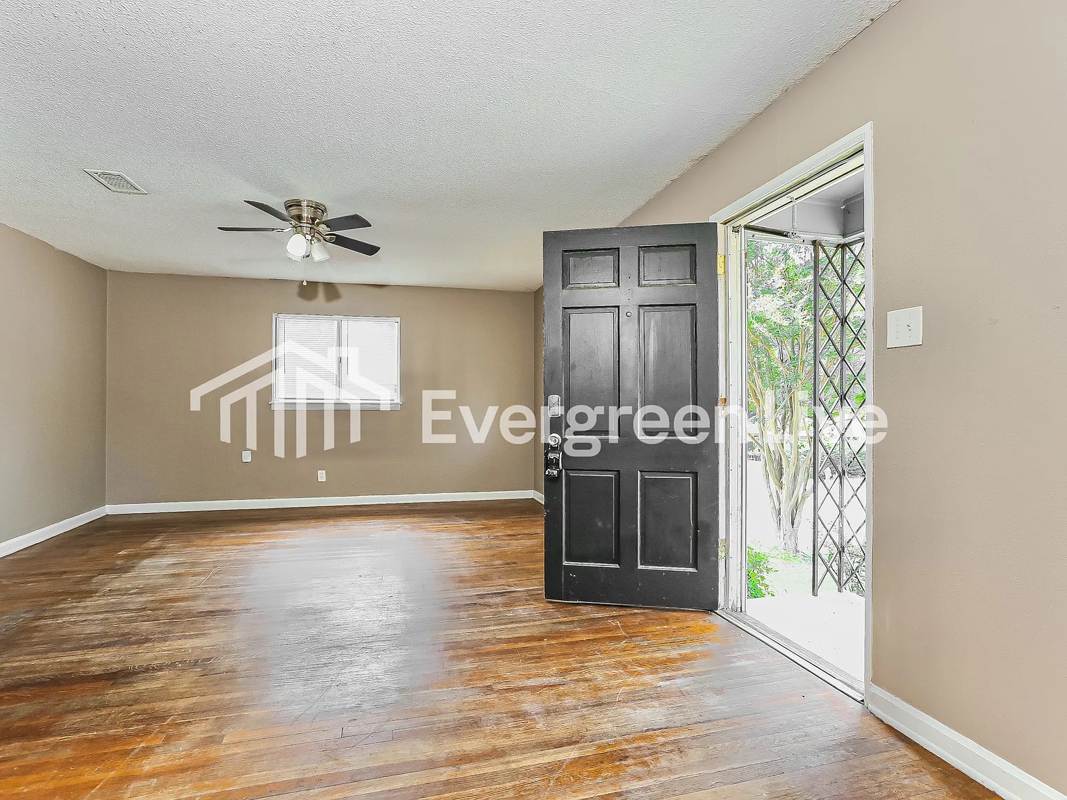 3 bed, 1.0 bath, 999 sqft, $945 — Photo 3