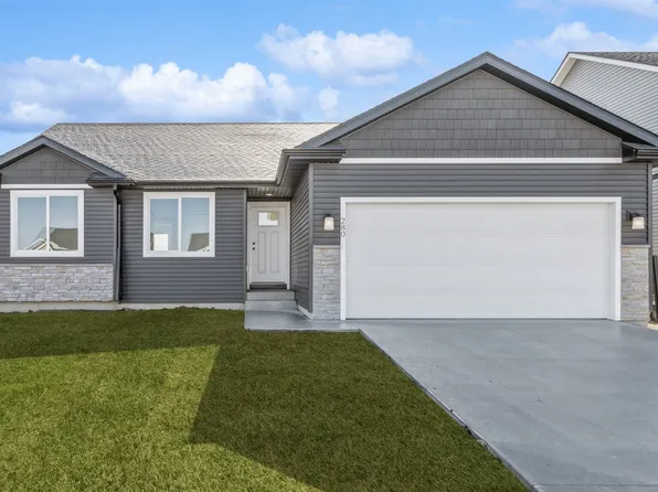 280 NW Lavelle Ct, Waukee, IA 50263