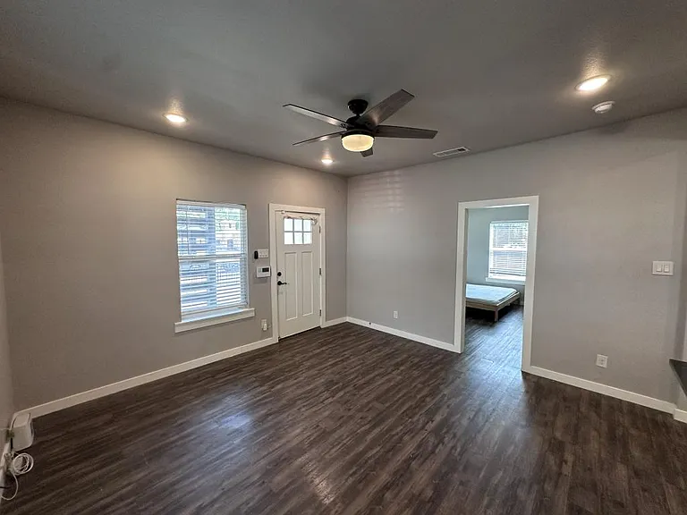 2903 Carpenter Ave — Photo 5