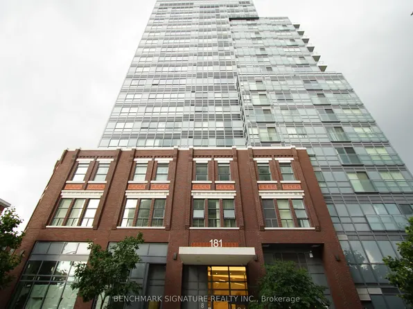 181 Huron St #904, Toronto, ON M5T 0C1