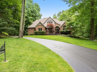 8944 Stonegate Dr, Clarkston, MI 48348