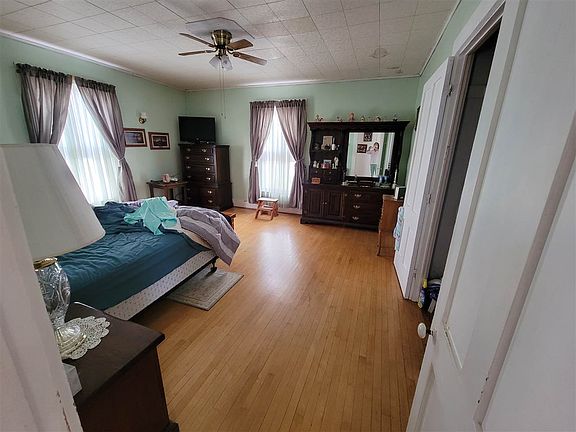 3rd image of 110 E Main St