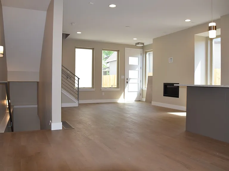 712 W 1st Ave — Photo 3
