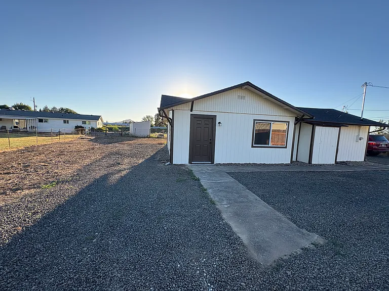 1462 Cascade Dr — Photo 2