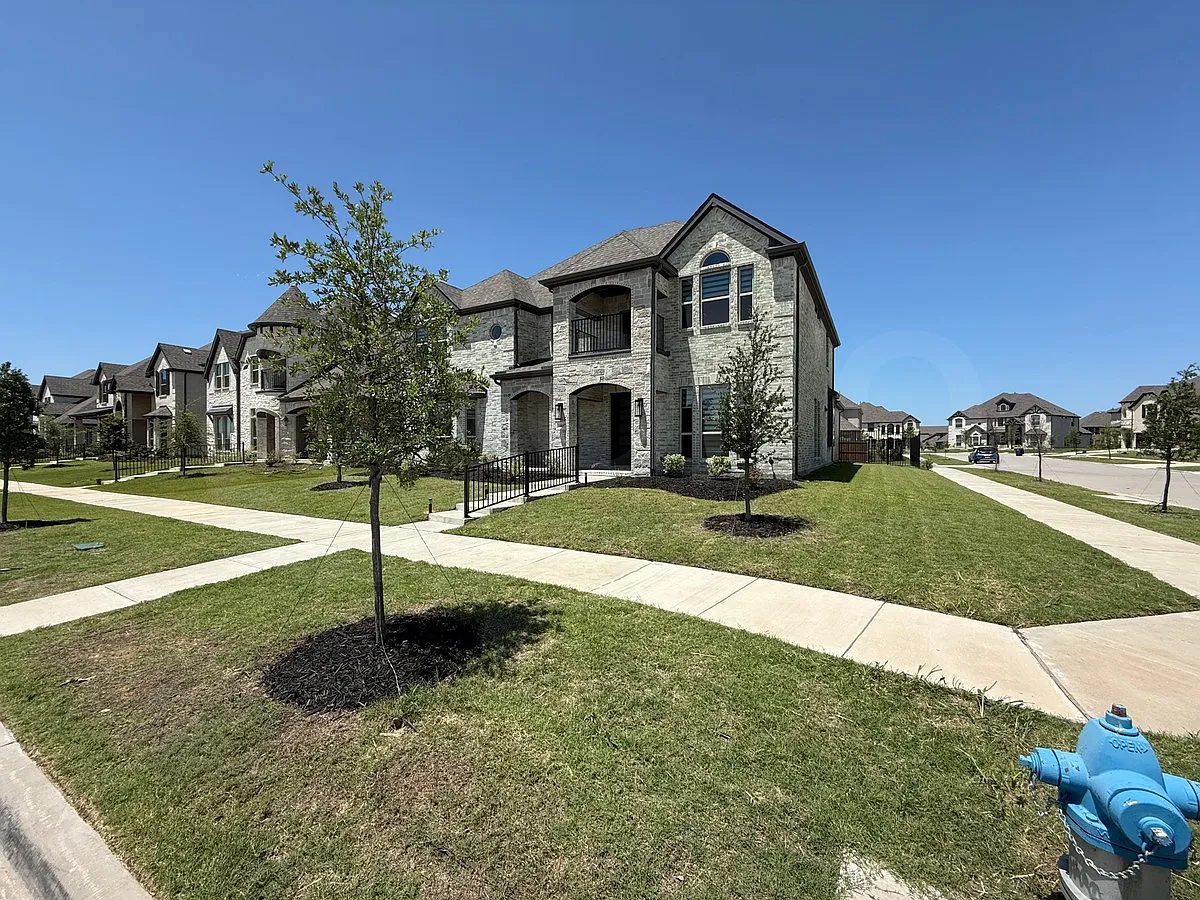 5 bed, 4.0 bath, 4099 sqft, $3,750 — Photo 2