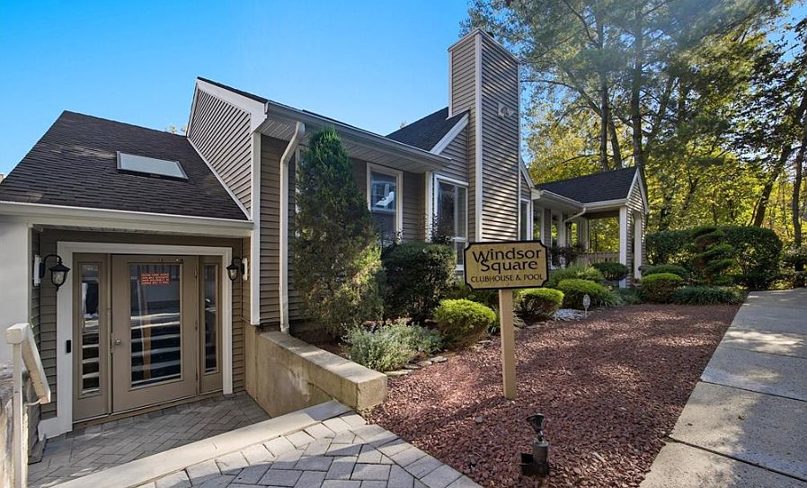 1st image of 517 Windsor Dr #517