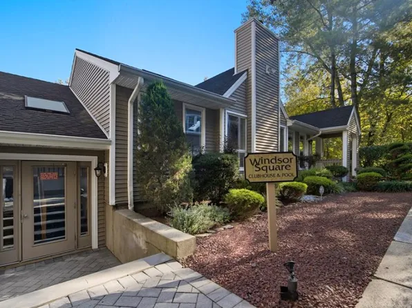 517 Windsor Dr #517, Palisades Park, NJ 07650