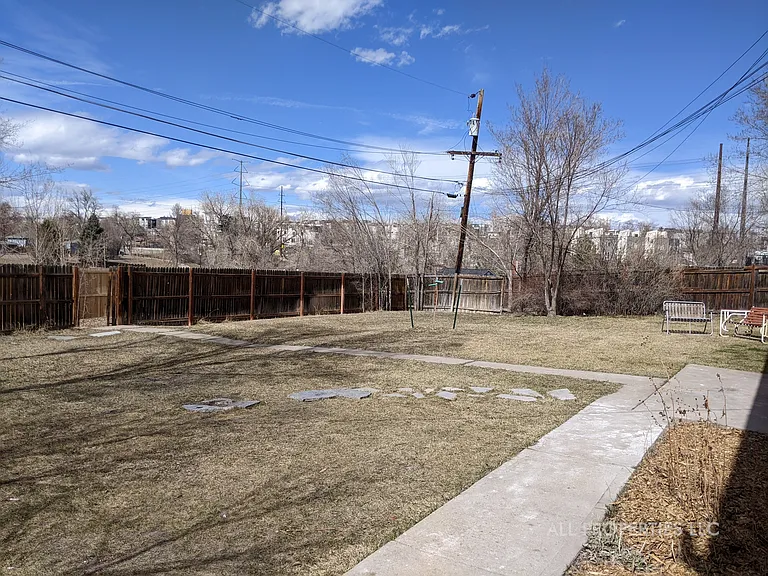 1005 N Newton St — Photo 25