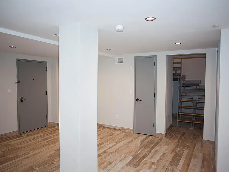 18 Stanhope St #1D — Photo 7