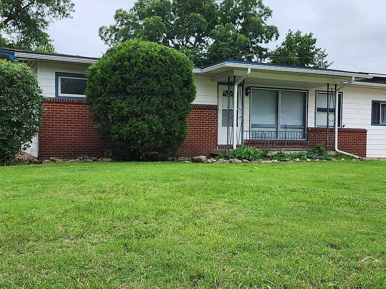 129 E Ohio St — Photo 1