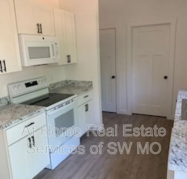 2028 S Lone Pine Ave — Photo 7