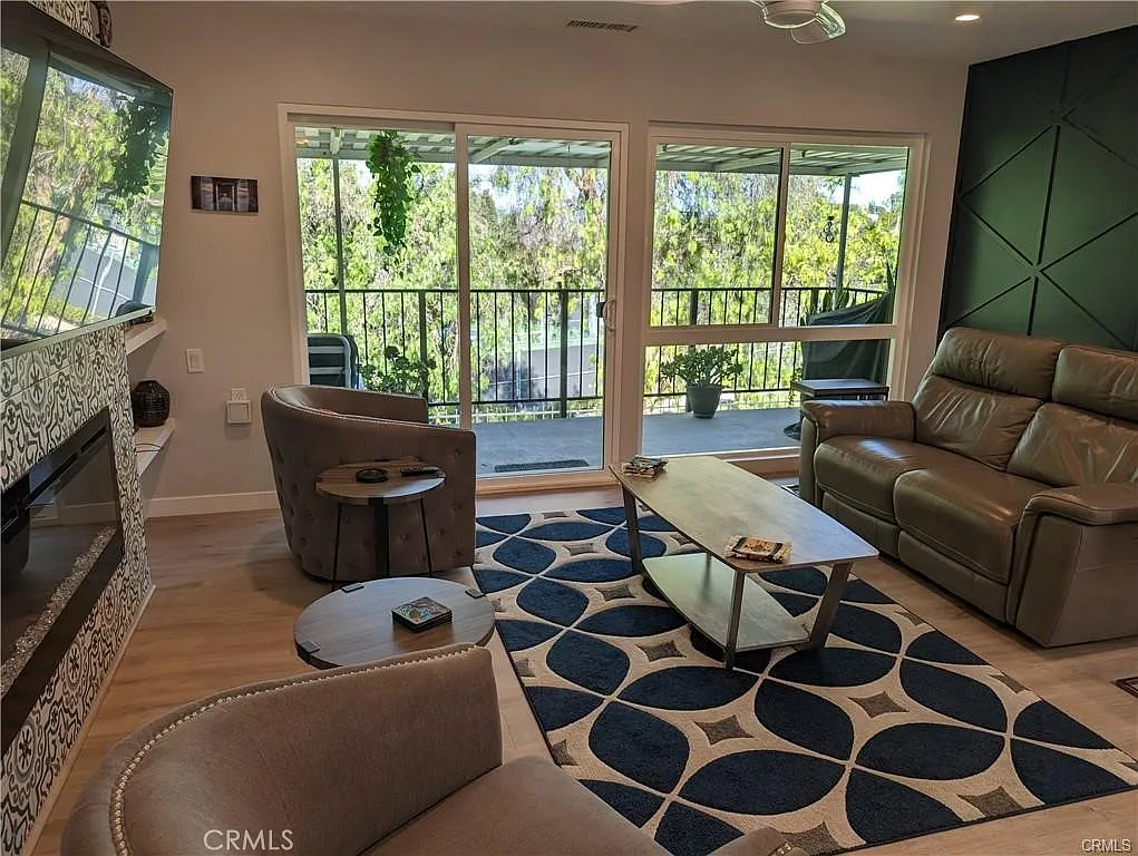 2 bed, 1009 sqft, $3,700 — Photo 4