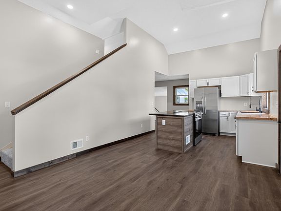 3rd image of 323 Grand St