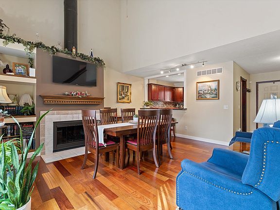 3rd image of 839 Trailridge E