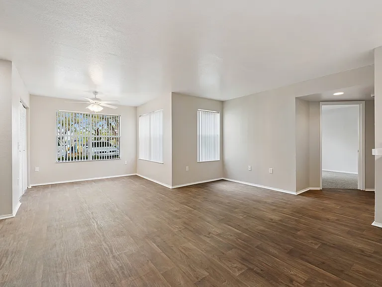 Glen Oaks Apartments — Photo 13