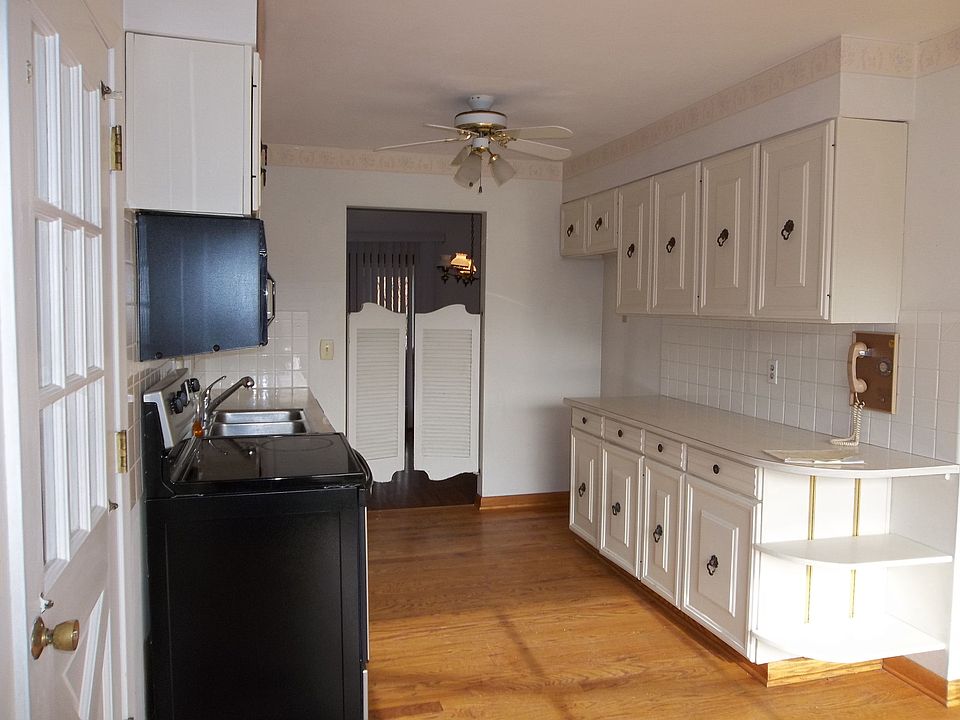 2nd image of 1390 Beacon St