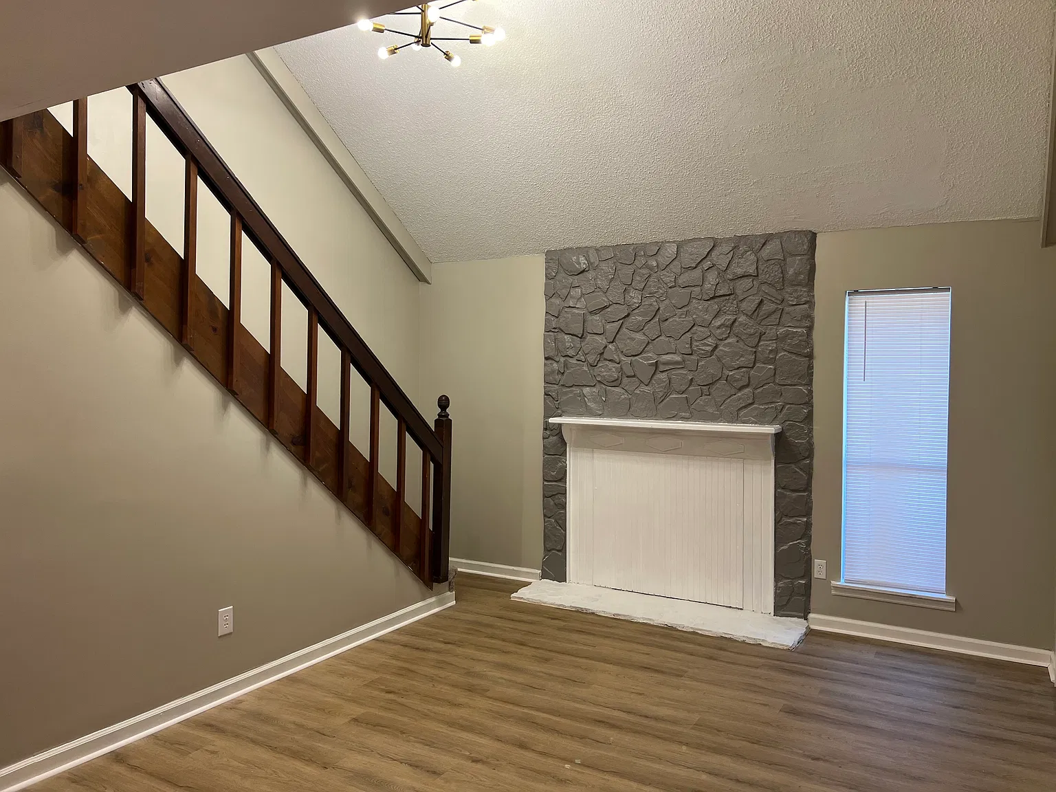 2 bed, 1.5 bath, 800 sqft, $1,200 — Photo 2
