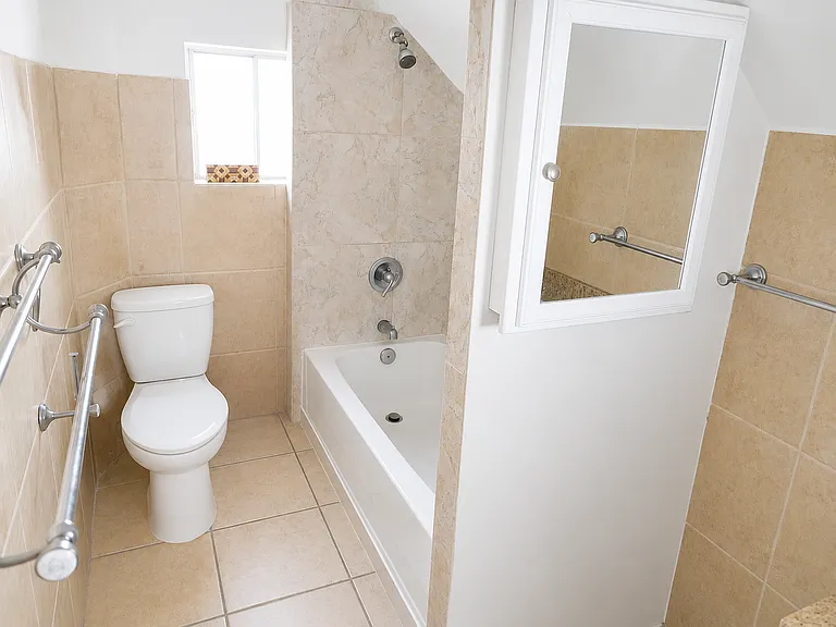 2094 1/2 Cedar Ave #1 — Photo 2