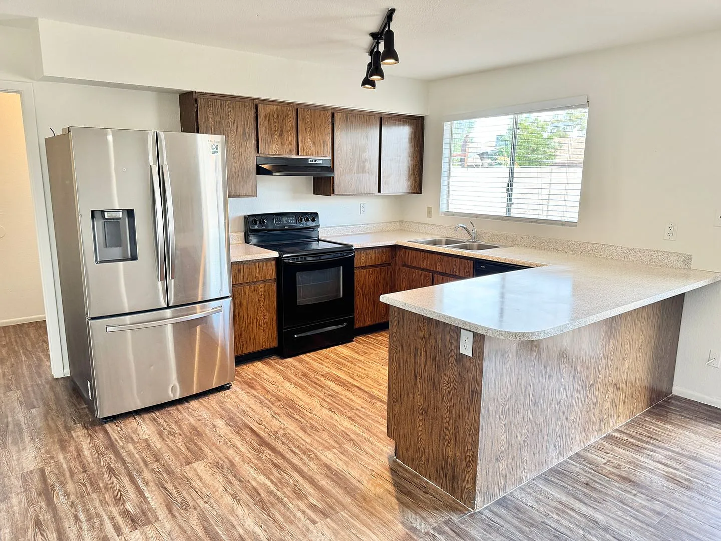 Single Level 3 Bedroom 2 Bath Home in Chandler! NO HOA — Photo 2
