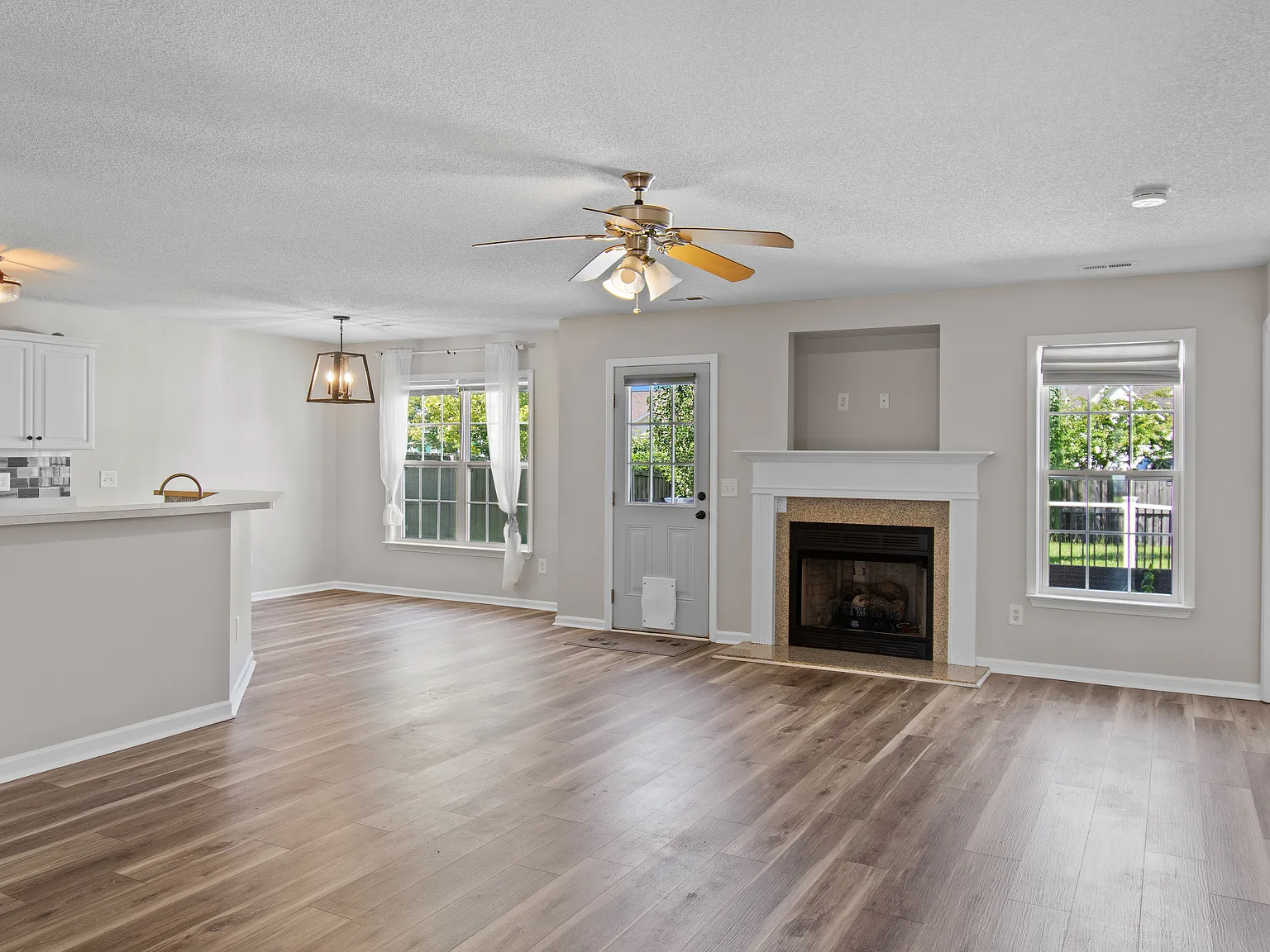 3 bed, 2.5 bath, 1712 sqft, $2,200 — Photo 3