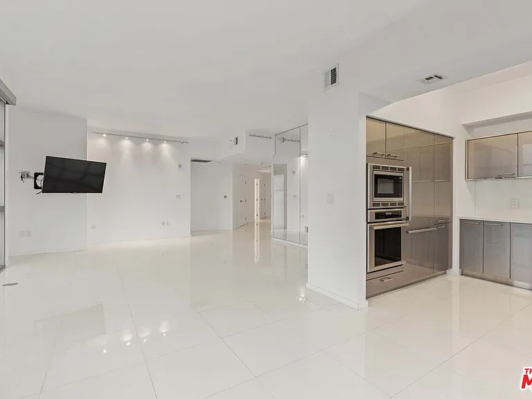 13700 Marina Pointe Dr #1915 — Photo 9
