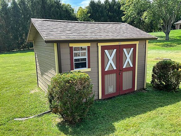 5th image of 2677 Applewood Ln NE