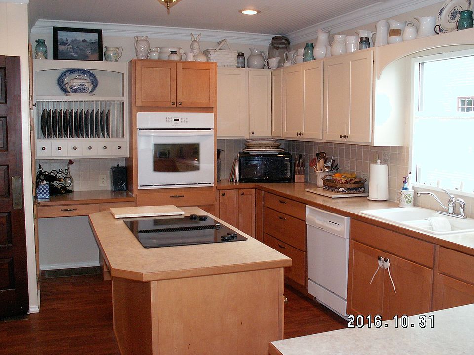 Kitchen w/cooking island