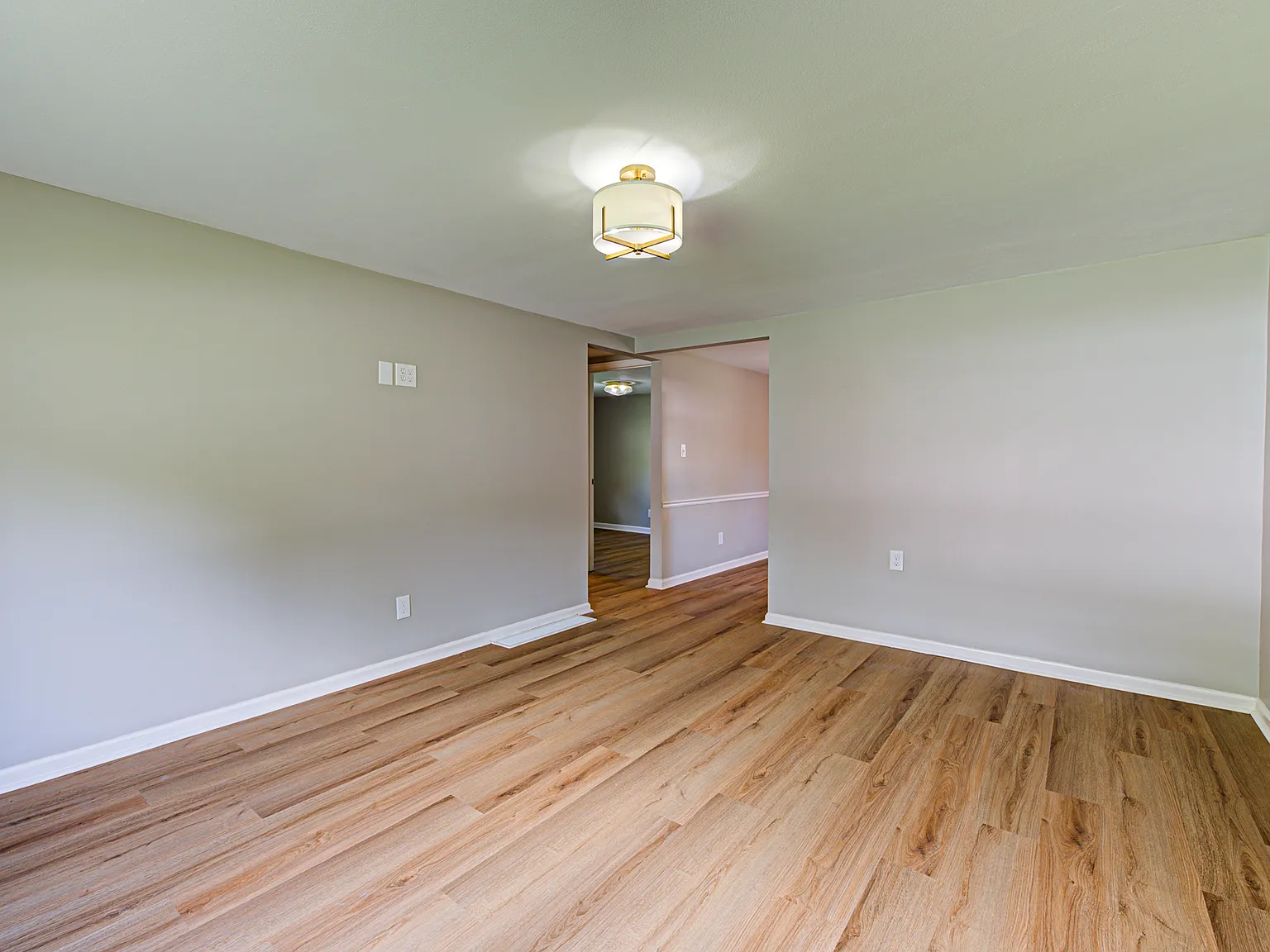 3 bed, 950 sqft, $1,599 — Photo 4