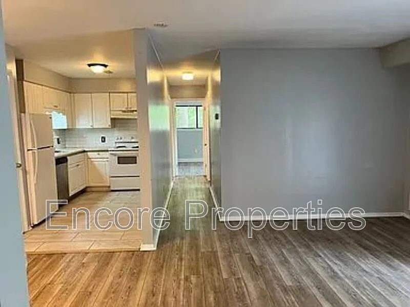 2 bed, 1.0 bath, 1000 sqft, $1,300 — Photo 2