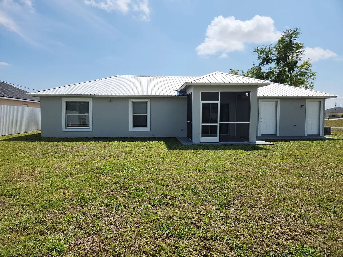 Building Photo - 827 NE 23rd Ter