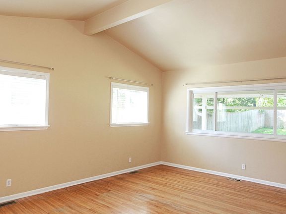 Vaulted ceiling w/hardwoods and great windows in the living room